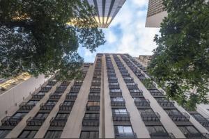 un grand bâtiment regardant vers le ciel dans l'établissement Espaço Gentileza Moderno Studio na Lapa, à Rio de Janeiro