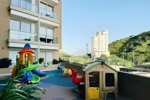 un parco giochi di fronte a un condominio di Wai Blue/Salguero Suites/Autentico/Cerca MAR/SSC21 a Gaira