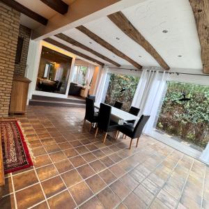 Un comedor con mesa y sillas en MonteurLodge 6, kein Ferienhaus keine Partys oder Urlaub, en Gütersloh