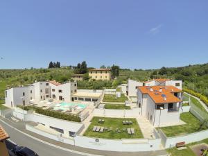 Vistas al mar de una villa con jardín y edificios en The Florence Hills Resort & Wellness, en Pelago
