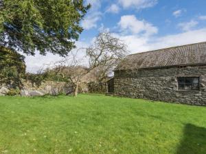 an old stone building with a grass yard next to it at 3 Bed in Broughton-in-Furness SZ458 in Broughton in Furness +6 photos