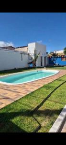 ein leerer Pool im Hof eines Gebäudes in der Unterkunft Chácara Corujá in Juazeiro do Norte