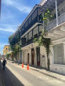 a person walking down a street next to a building at 10 Céntrico y Confortable apto Casa Doña Yola in Cartagena de Indias