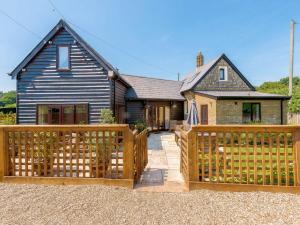 una valla de madera delante de una casa en 4 Bed in Ashford 86647, en Ashford