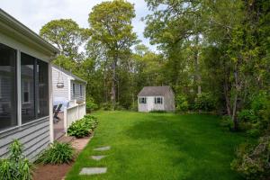 un patio con una casa y un cobertizo en Harwich Getaway by Leavetown Vacations, en Harwich