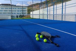 Tenis alebo squash v ubytovaní Apartamento Seascape. Relax, lujo y vistas al mar. alebo jeho okolí