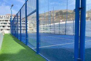 Tenis alebo squash v ubytovaní Apartamento Seascape. Relax, lujo y vistas al mar. alebo jeho okolí