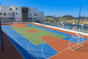 Tenis alebo squash v ubytovaní Apartamento Seascape. Relax, lujo y vistas al mar. alebo jeho okolí