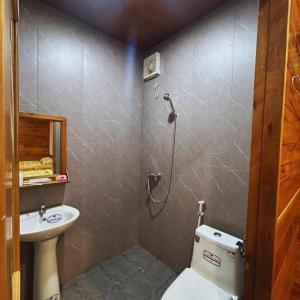 a bathroom with a toilet and a sink at Motel tuệ nhi II in Plei Kơtêng