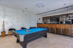 Biliár nebo kulečník v ubytování Hotel Qvevrebi