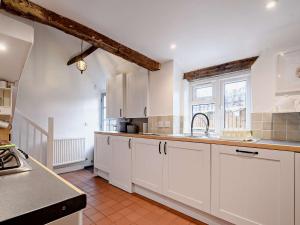 Η κουζίνα ή μικρή κουζίνα στο 2 Bed in Slimbridge 90719 +12 φωτογραφίες