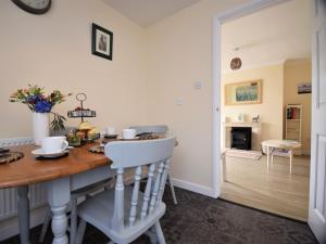 Χώρος καθιστικού στο 2 Bed in Combe Martin 51619 +6 φωτογραφίες