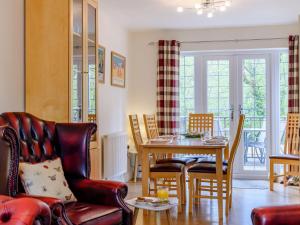 un salon avec une table et des chaises dans l'établissement 3 Bed in Stepaside FB047, à Stepaside