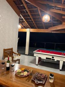 a room with a pool table and a pool table at Refúgio Premium nas Montanhas de Alfredo Chaves Refúgio nas Montanhas de Alfredo Chaves com Piscina Jacuzzi Aquecida externa Suite Master com Hidro e Área Gourmet in Alfredo Chaves