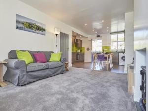 sala de estar con sofá gris y almohadas coloridas en 2 Bed in Keswick SZ011, en Keswick 4 fotos más