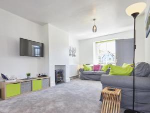 Una sala de estar con un sofá y un televisor. en 2 Bed in Keswick SZ011, en Keswick