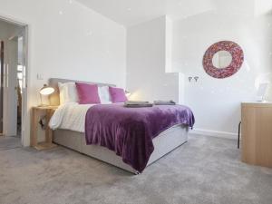 Un dormitorio con una cama con una manta morada. en 2 Bed in Keswick SZ011, en Keswick