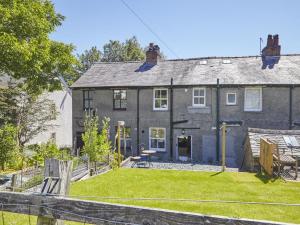 una casa grande con un patio delante en 2 Bed in Keswick SZ011, en Keswick
