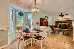 Φωτογραφία από το άλμπουμ του The Compass Rose by Leavetown Vacations σε Αννάπολις