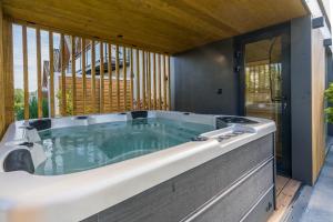 加茨比亚格拉Apartamenty Biała Perła, sauna, jacuzzi, rowery的房屋中央的大浴缸