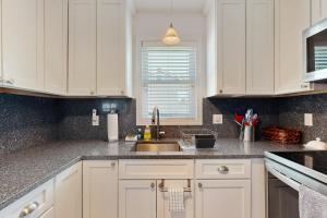 Una cocina o kitchenette en Lazy Lake Days