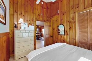 Una cama o camas en una habitación de Lazy Lake Days