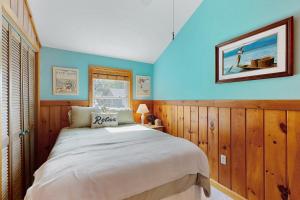 Una cama o camas en una habitación de Lazy Lake Days