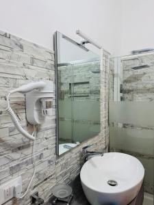 a bathroom with a sink and a mirror at Casa Vacanze Chi mi cunti in Noto