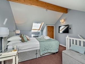 a bedroom with a bed and a couch at 1 Bed in Ullswater 90300 in Penruddock +13 photos