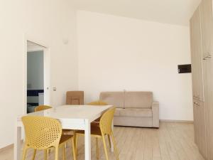 サンタンティーオコにあるMariposaのダイニングルーム(白いテーブル、黄色の椅子付) +12枚の写真