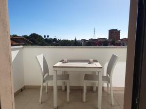 サンタンティーオコにあるMariposaの眺めの良いバルコニーにテーブルと椅子が置かれている