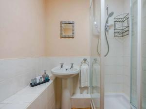 a bathroom with a sink and a shower at 3 Bed in Richmond 90578 in Catterick Bridge +31 photos
