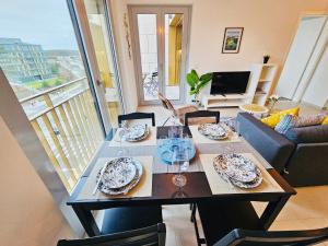 ルクセンブルクにあるCozy Apartment with Parking and Outdoor Spaceのダイニングルームテーブル(皿、ワイングラス付) +4枚の写真