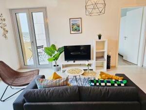 ルクセンブルクにあるCozy Apartment with Parking and Outdoor Spaceのソファとテレビのあるリビングルーム
