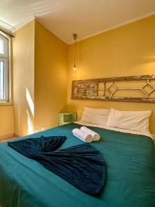 Un dormitorio con una cama grande con dos toallas encima. en Casa do Castelo, en Lisboa 31 fotos más
