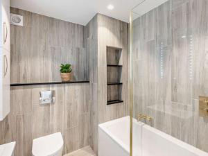 Un baño con ducha, inodoro y lavabo. en 2 Bed in Westward Ho 91694, en Westward Ho