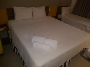 a large white bed with two folded towels on it at Enjoy Olímpia Park Resort in Olímpia +8 photos
