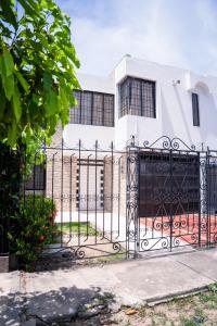 an iron gate in front of a white building at Casa Marina Espectacular Casa Completa Valledupar in Valledupar