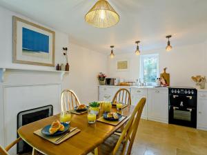 una cocina con una mesa de madera con vasos de zumo de naranja en 2 Bed in Great Walsingham 90535, en Little Walsingham 8 fotos más