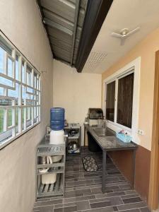 uma cozinha vazia com um lavatório e um balcão em Wonderfully cozy apartment em Tagum