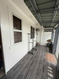 um quarto com uma porta branca e uma janela em Wonderfully cozy apartment em Tagum