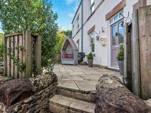 un passaggio in pietra di fronte a una casa con recinzione di 3 Bed in Matlock 90663 a Matlock
