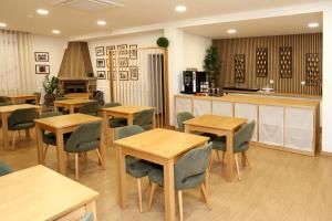 ein Restaurant mit Holztischen und Stühlen und einer Theke in der Unterkunft Hotel Ribadouro in Alijó