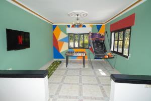 Televiisor ja/või meelelahutuskeskus majutusasutuses Beach View Villa with Pool-Game Room-Pool table +73 fotot