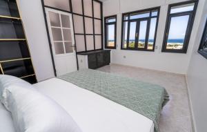 Voodi või voodid majutusasutuse Beach View Villa with Pool-Game Room-Pool table toas