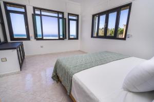 Voodi või voodid majutusasutuse Beach View Villa with Pool-Game Room-Pool table toas