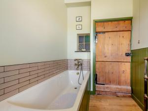 Ένα μπάνιο στο 4 Bed in Abersoch 91656 +17 φωτογραφίες