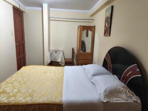 A bed or beds in a room at Hospedaje Qoricha'skas