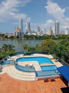 une grande piscine avec une ville en arrière-plan dans l'établissement Hermoso y amplio apartamento en Cartagena de Indias, à Carthagène des Indes