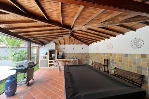 an entertaining area with a ping pong table and wooden ceilings at Exclusiva cabaña el lago- Naturaleza in Chinácota